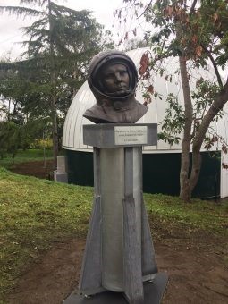 La cupola del Planetario dell’INAF/Osservatorio Astronomico di Capodimonte, Napoli con in primo piano il busto di Yuri Gagarin, a cui il planetario è titolato.