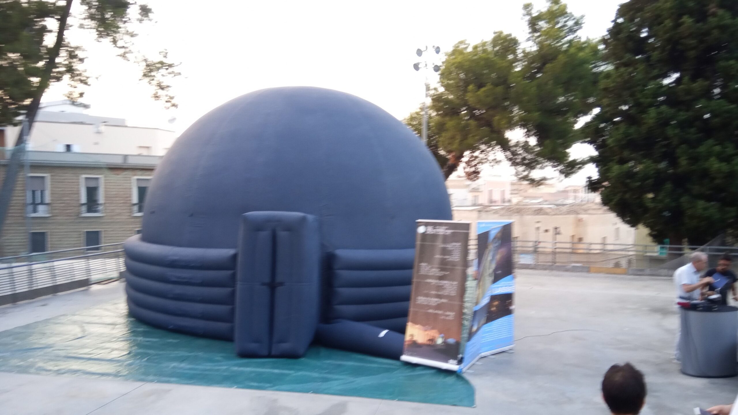 La cupola gonfiabile del planetario portatile dell’INAF/Osservatorio Astronomico di Capodimonte, Napoli
