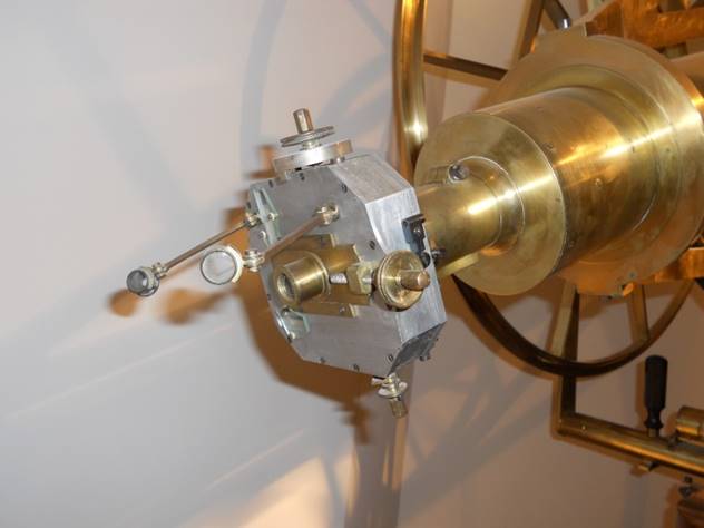 Fig. 15 -micrometro applicato al cerchio meridiano di Reichenbach del museo dell’INAF-Osservatorio Astronomico di Capodimonte