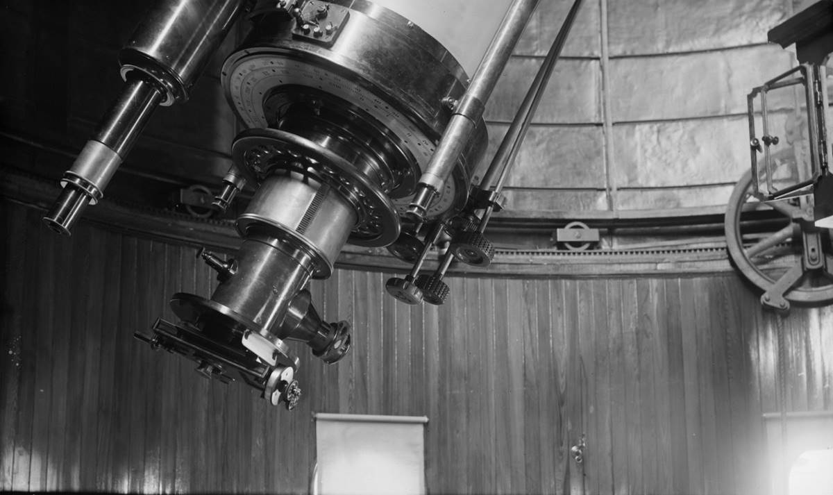 un micrometro al fuoco di un telescopio rifrattore